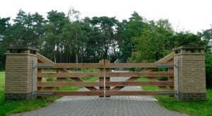 houten toegangspoort landhek erfafscheiding